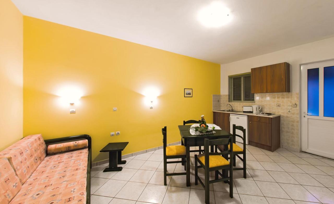 Remezzo Studios & Apartments อามูดี ภายนอก รูปภาพ